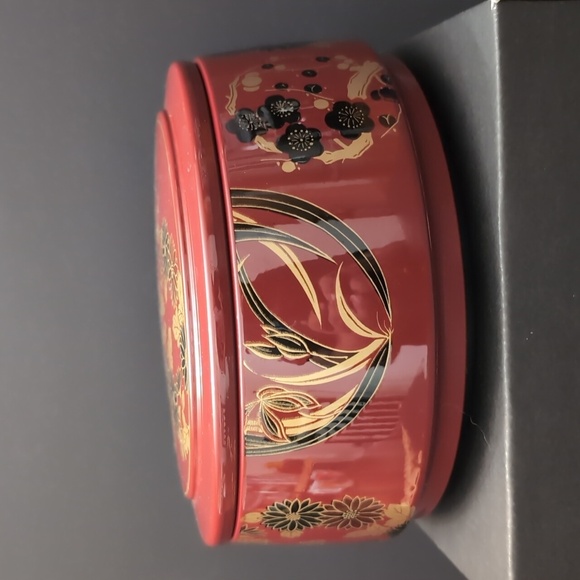 VGT, Red Lacquered Oriental Round Lidded Storage Container with Floral Design. - Picture 2 of 11